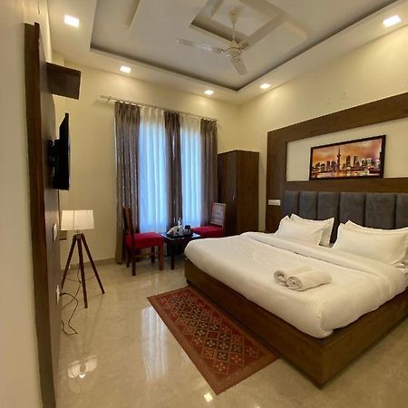 Hotel Woodlark Zirakpur - A Peaceful Stay 외부 사진