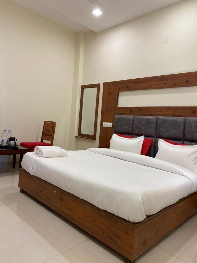Hotel Woodlark Zirakpur - A Peaceful Stay 외부 사진