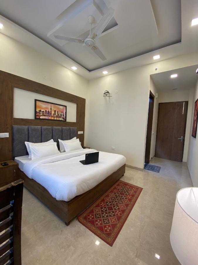 Hotel Woodlark Zirakpur - A Peaceful Stay 외부 사진