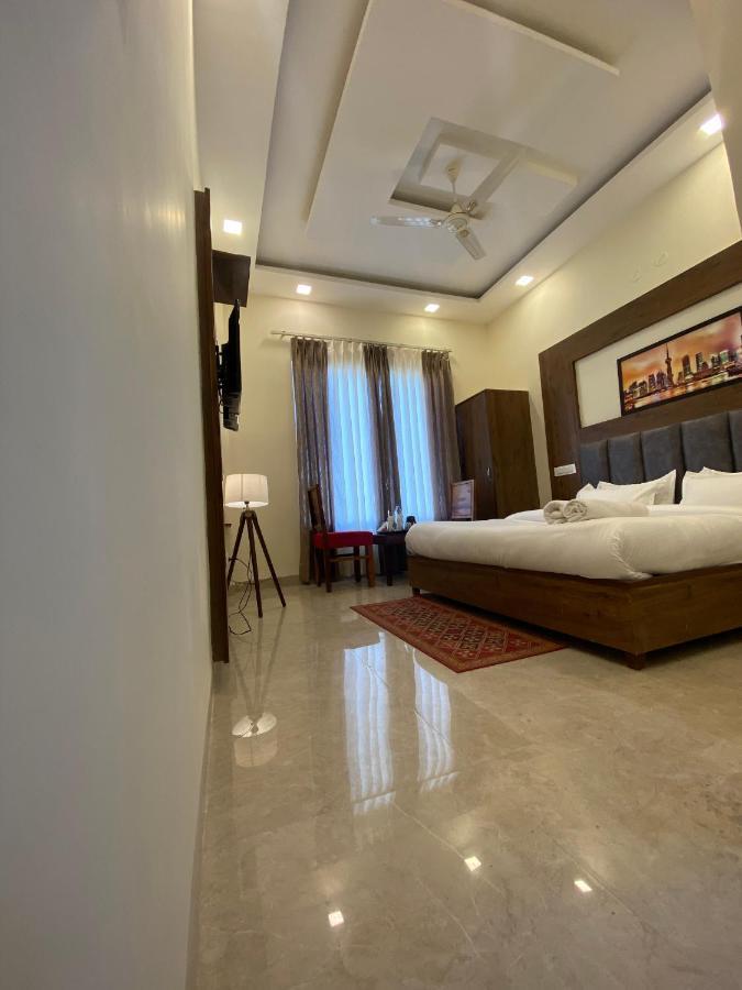 Hotel Woodlark Zirakpur - A Peaceful Stay 외부 사진