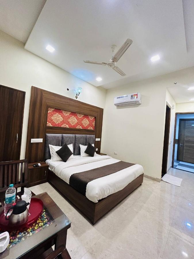 Hotel Woodlark Zirakpur - A Peaceful Stay 외부 사진