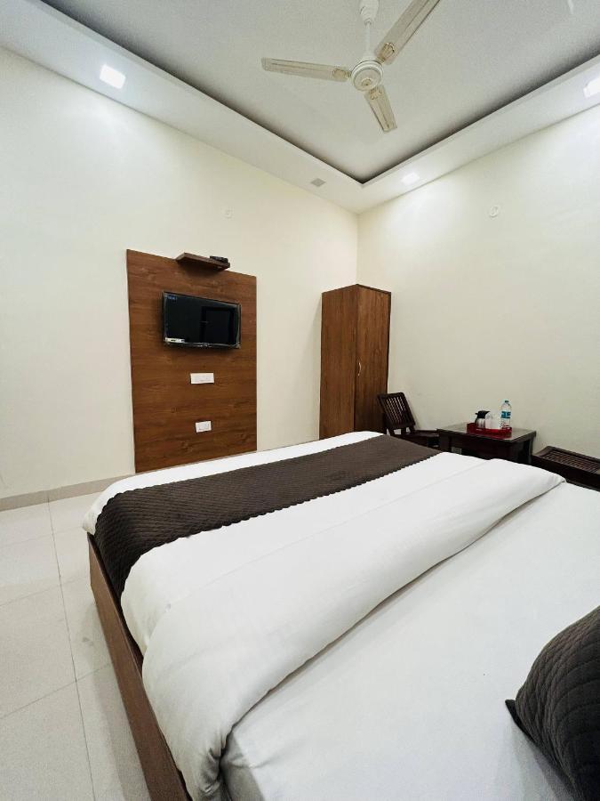Hotel Woodlark Zirakpur - A Peaceful Stay 외부 사진